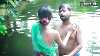 Sudipa Desi Kaamwali Bai Ke Sath Outdoor Masti Doodh Nikal Ke Hindi Audio    1080